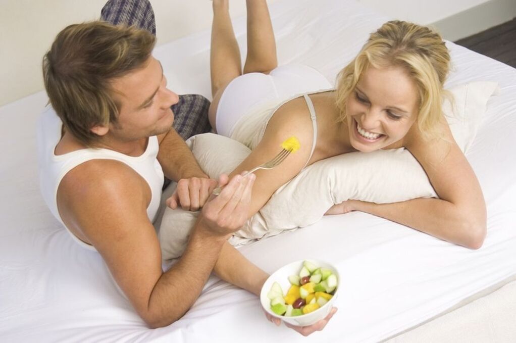 mulher e homem comem salada para aumentar a potência