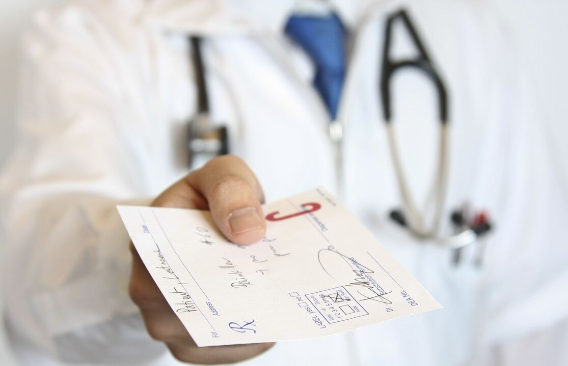 O médico prescreve uma receita para o tratamento de problemas de potência após os 50